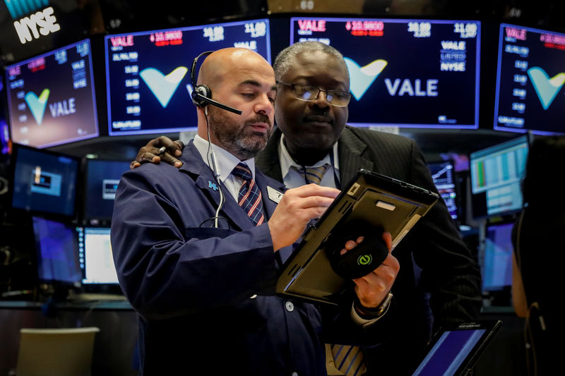 © Reuters. Traders work on the floor of the NYSE in New York