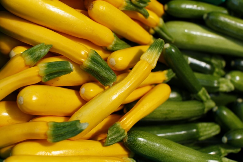 © Reuters. Yellow and green zucchini are seen on sale at Chino Farm in Rancho Santa Fe