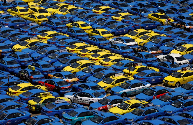 © Reuters. FILE PHOTO: ComfortDelGro's taxis are parked at their vehicle inspection yard in Singapore