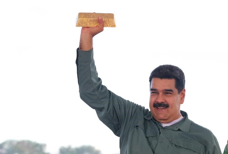 © Reuters. Maduro segura barra de ouro em reunião com setor de mineração em Puerto Ordaz