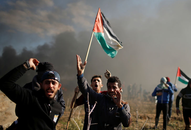 © Reuters. Palestinos protestam durante confrontos com tropas israelenses em Gaza