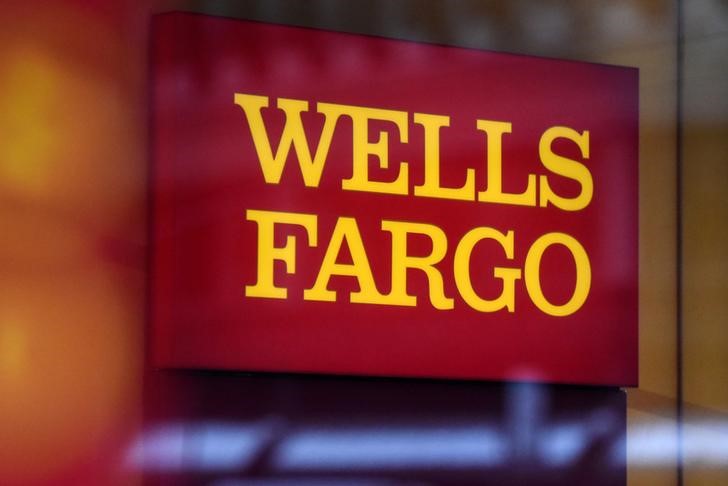 © Reuters. FILE PHOTO - A Wells Fargo logo is seen in New York City