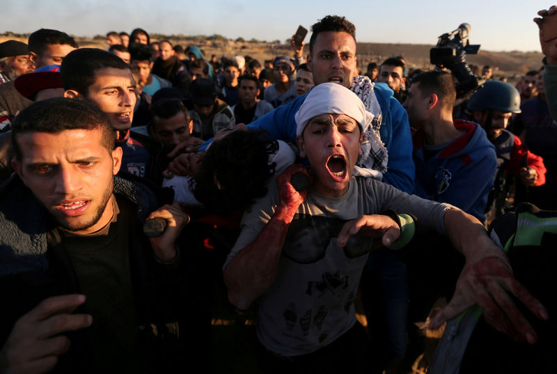 © Reuters. Manifestante palestino ferido é retirado de protesto na Faixa de Gaza