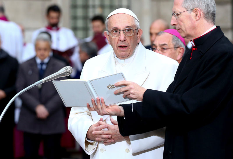 © Reuters. Papa Francisco comanda oração no centro de Roma