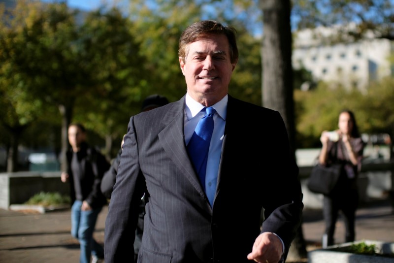 © Reuters. FILE PHOTO - Former Trump 2016 campaign chairman Paul Manafort leaves U.S. Federal Court, after being arraigned on twelve federal charges in the investigation into alleged Russian meddling in the 2016 U.S. presidential election in Washington