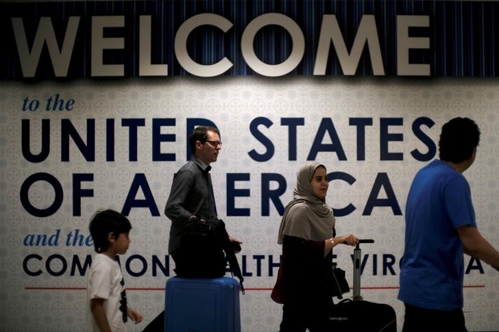 © Reuters. FILE PHOTO: International passengers arrive at Washington Dulles International Airport in Dulles