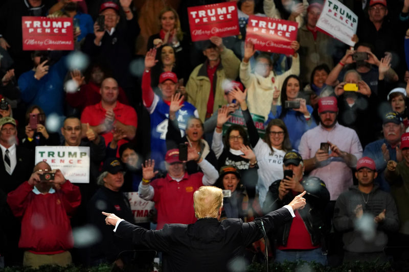 © Reuters. U.S. President Donald Trump gestures as he departs a rally in Pensacola, Florida