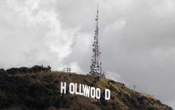 © Reuters. حرائق الغابات في كاليفورنيا تضر بصناعة السينما الشهيرة