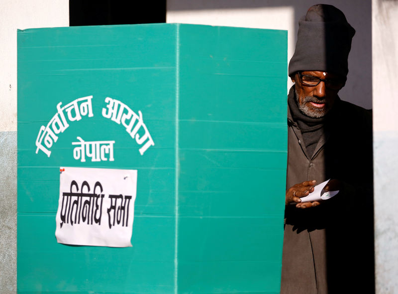 © Reuters. تحالف يساري يتجه صوب الفوز في انتخابات نيبال