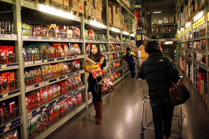 © Reuters. Clientes hacen compras en un supermercado en Shanghái