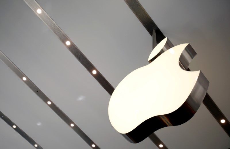 © Reuters. FOTO DEL ARCHIVO: El logotipo de Apple se muestra dentro de la recién inaugurada tienda Omotesando Apple en un distrito comercial en Tokio, Japón