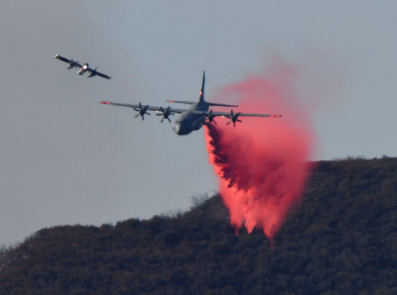 © Reuters. A U.S. military aircraft drops fire retardant on the Thomas Fire, a wildfire in Fillmore, California