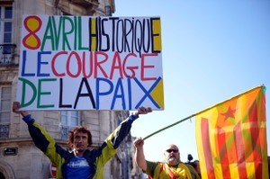 © Reuters. Manifestación en Paris a favor de los presos de ETA
