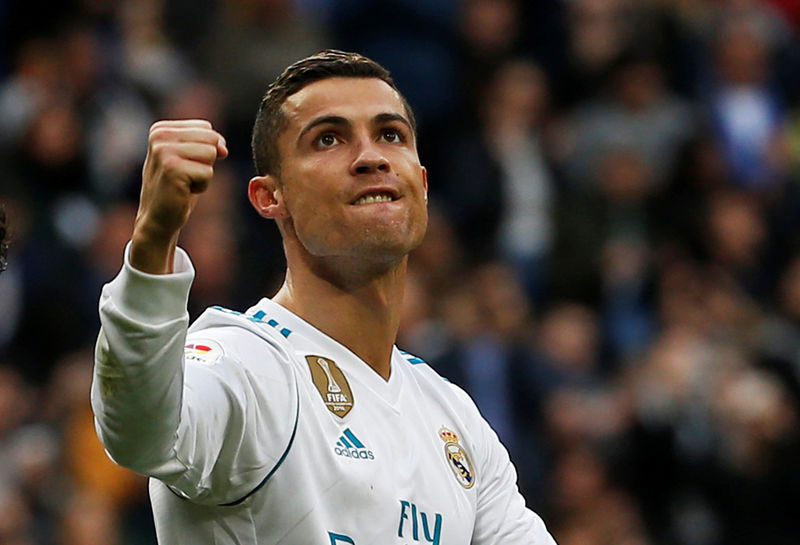 © Reuters. Cristiano Ronaldo celebra el tercer gol del Real Madrid en el triunfo 5-0 sobre el Sevilla  por la liga española. 9 de diciembre