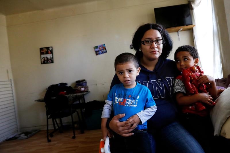 © Reuters. أم من نيويورك تسعى للحصول على ملايين الدولارات من المدينة بعد تسمم ابنها بالرصاص