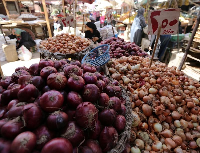 © Reuters. التضخم السنوي لأسعار المستهلكين في مدن مصر ينخفض إلى 26% في نوفمبر