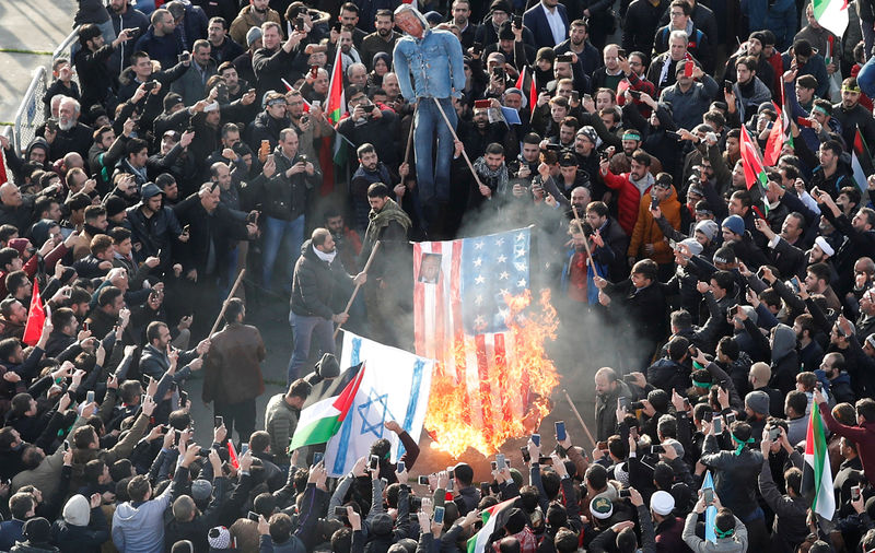 © Reuters. Demonstrators set U.S. and Israeli flags on fire during a protest against U.S. President Donald Trump's recognition of Jerusalem as Israel's capital, in Istanbul