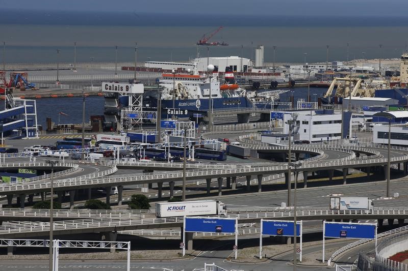 © Reuters. UN FERRY S'ÉCHOUE DANS LE PORT DE CALAIS, PAS DE VICTIME