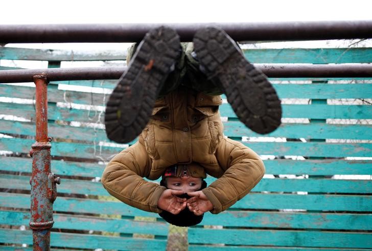 © Reuters. الأطفال الذين يمارسون قدرا أكبر من الرياضة قد يتحسن مستواهم الدراسي