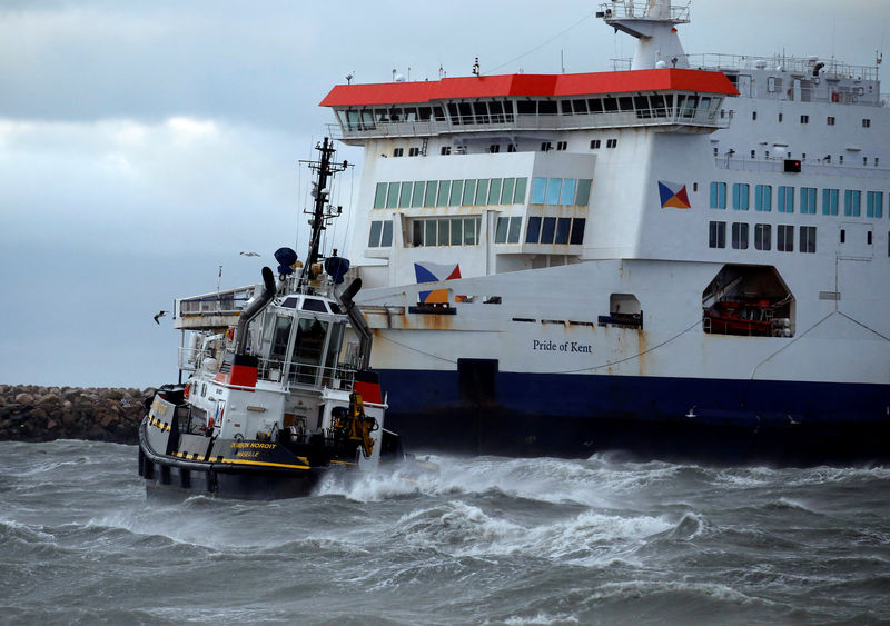 © Reuters. A tugboat manoeuvres the P&O ferry Pride of Kent after it ran aground during bad weather in the port of Calais