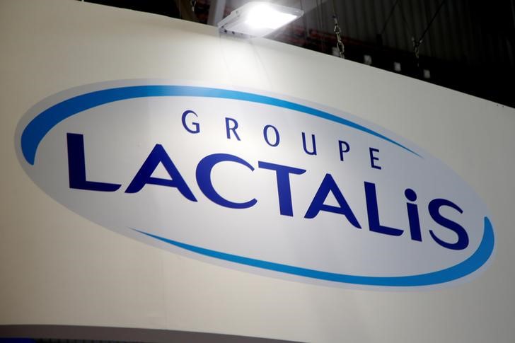 © Reuters. فرنسا تأمر باستدعاء دولي لمنتجات لاكتاليس من أغذية الأطفال وتمنع بيعها