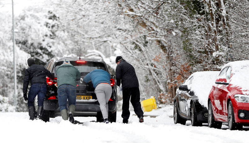 © Reuters. إلغاء رحلات قطارات ورحلات جوية لتساقط الثلوج في بريطانيا