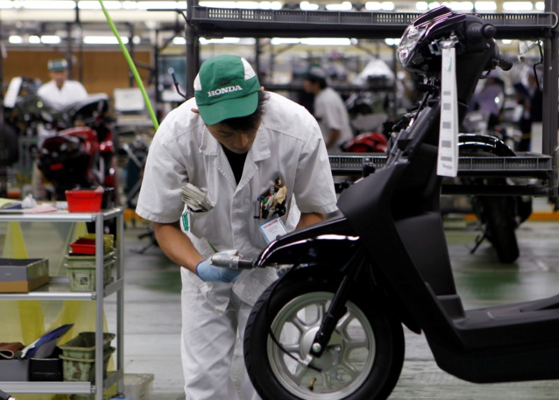 © Reuters. A worker is seen at an assembly line of Honda Motor Co.'s motorcycles at Honda's Kumamoto factory in Ozu town, Kumamoto prefecture, Japan