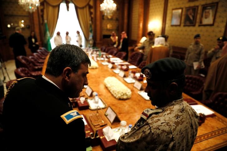 © Reuters. Dahouk, speaks with a Saudi counterpart before Mohammed bin Salman and Mattis meet in Riyadh, Saudi Arabia