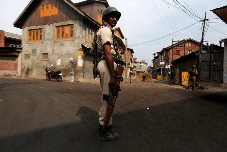 © Reuters. الشرطة الهندية تعتقل صحفيا فرنسيا قام بالتصوير في كشمير