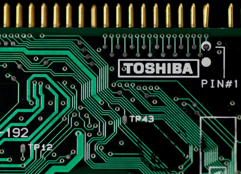 © Reuters. FILE PHOTO: A logo of Toshiba is seen on a printed circuit board in this photo illustration taken in Tokyo