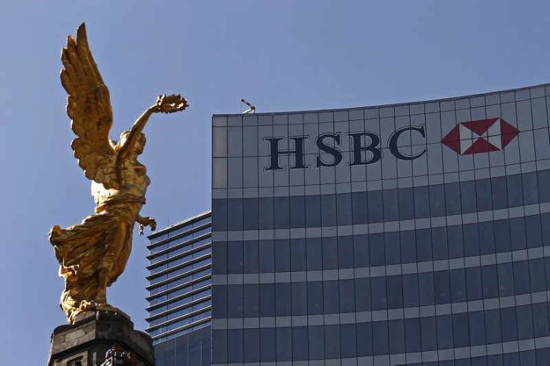 © Reuters. The Angel of Independence monument is seen near a building of HSBC in Mexico City