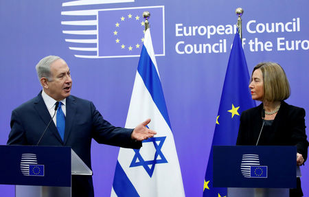 © Reuters. Il premier israeliano Benjamin Netanyahu e la responsabile della politica estera Ue Federica Mogherini