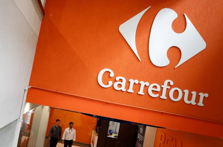 © Reuters. FILE PHOTO: The Carrefour logo is pictured in a supermarket in Sao Paulo