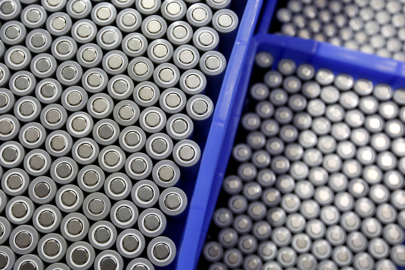 © Reuters. FILE PHOTO: Batteries for electric vehicles are manufactured at a factory in Dongguan