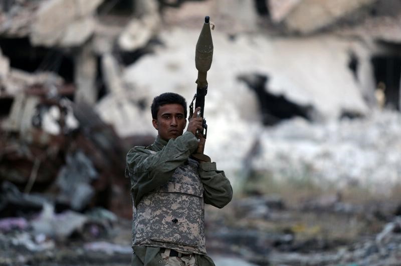 © Reuters. خسائر في صفوف الجيش الليبي مع استمرار القتال في بنغازي