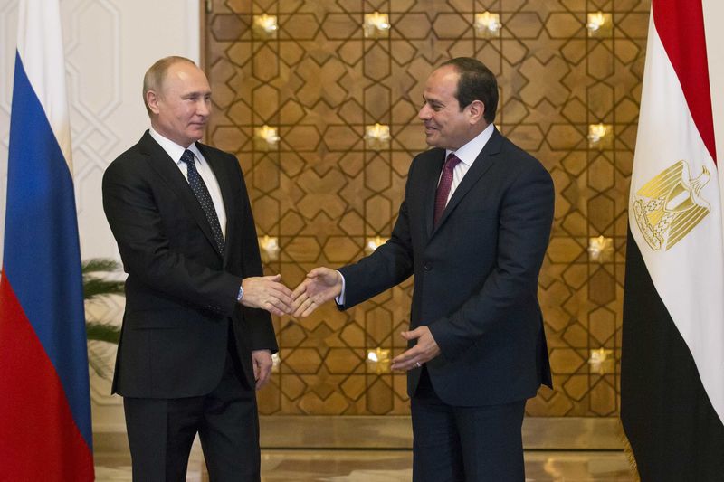 © Reuters. Russia's President Vladimir Putin meets Egypt's President Abdel Fattah al-Sisi in Cairo