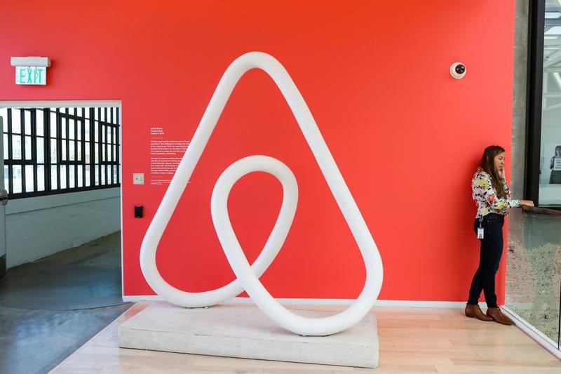 © Reuters. A woman talks on the phone at the Airbnb office headquarters in the SOMA district of San Francisco