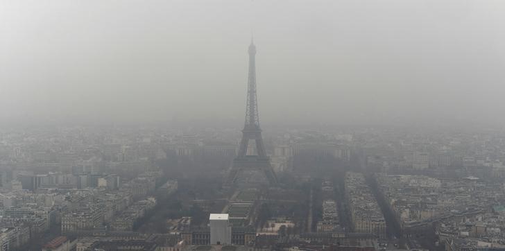 © Reuters. CLIMAT: MACRON ACCUEILLE 18 LAURÉATS DE SON APPEL AUX CHERCHEURS