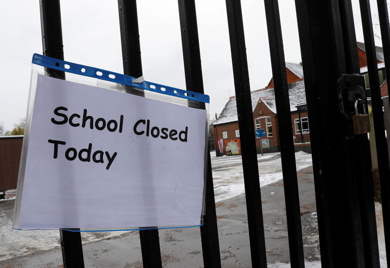© Reuters. الثلوج تعوق انتظام الدراسة وحركة النقل في بريطانيا وهولندا