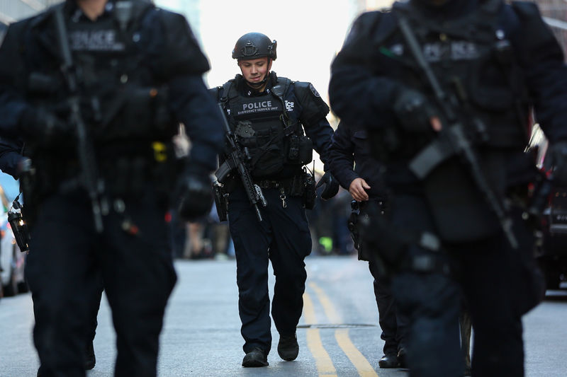 © Reuters. New York , agenti di polizia nella zona della Port Authority Bus Terminal dopo la notizia di un'esplosione, oggi