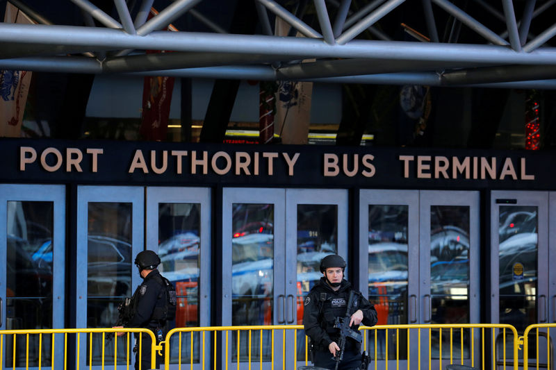 © Reuters. Una explosión en concurrida terminal de transporte conmociona a Nueva York