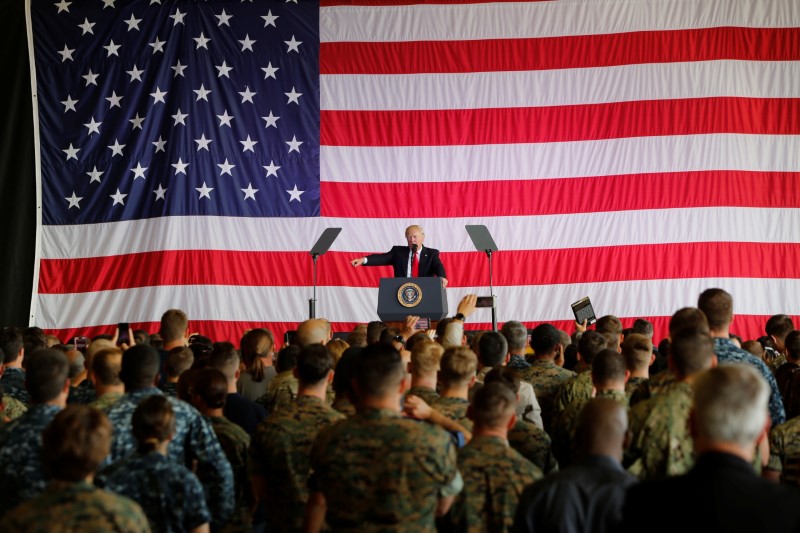© Reuters. U.S. President Donald Trump delivers remarks to U.S. military personnel at Naval Air Station Sigonella following the G7 Summit, in Sigonella
