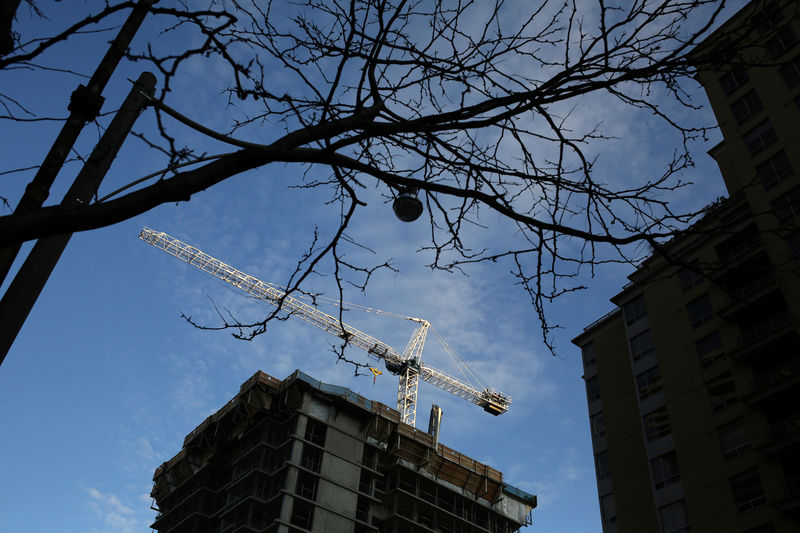 © Reuters. FILE PHOTO - A crane towers over a condominium construction site in Toronto