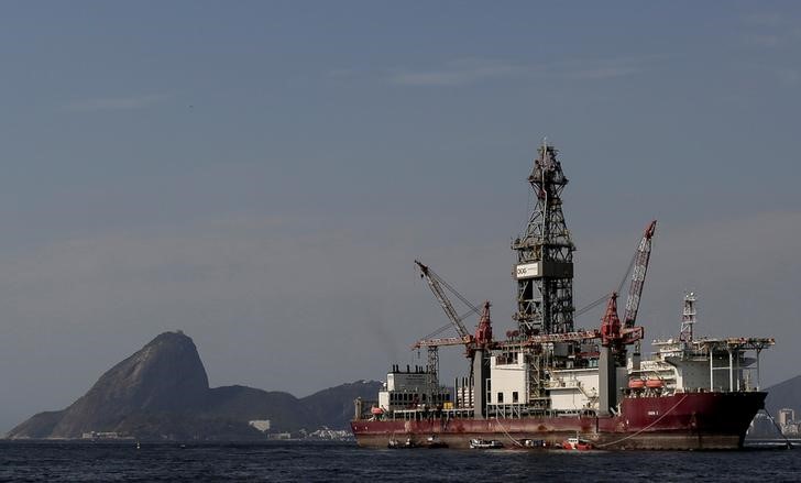 © Reuters. Navio de perfuração de petrõleo e gás da Odebrecht na Baía de Guanabara, Rio de Janeiro