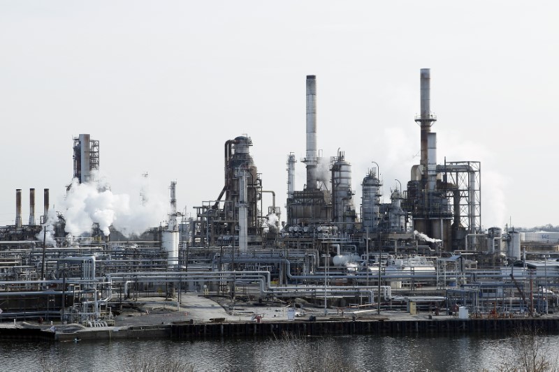 © Reuters. A general view shows the Philadelphia Energy Solutions petroleum refinery in Philadelphia