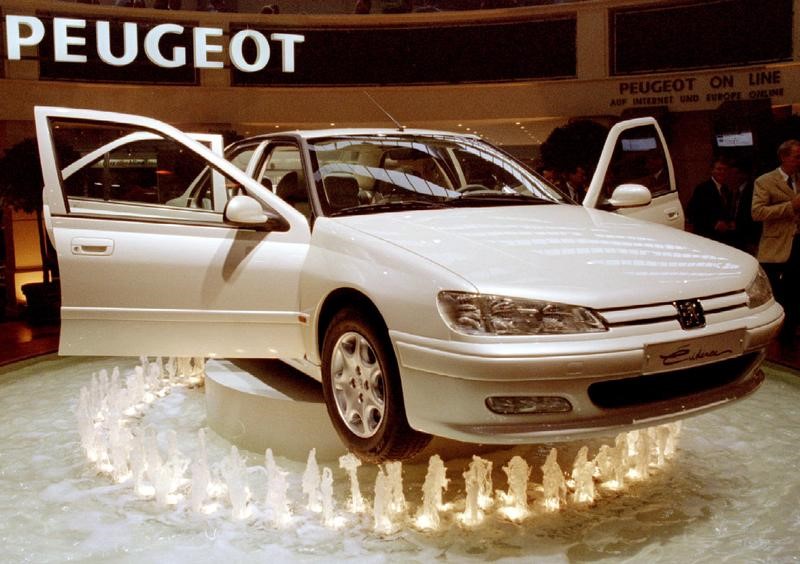 © Reuters. المغرب يوقع 26 اتفاقية في مجال صناعة السيارات بقيمة 1.45 مليار دولار