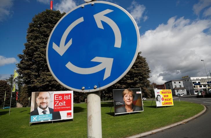 © Reuters. Election campaign posters for Germany's general election show Schulz, Merkel and Lindner in Bonn
