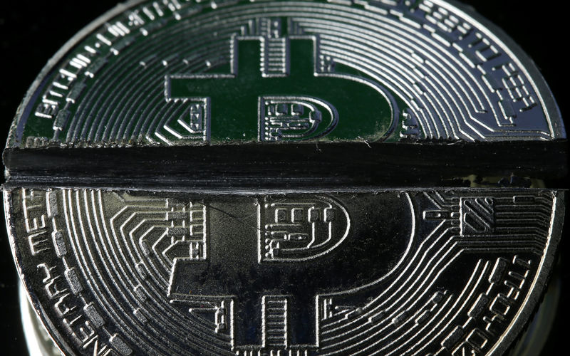 © Reuters. FILE PHOTO: Sawed Bitcoin tokens representing the virtual currency are seen in this illustration picture