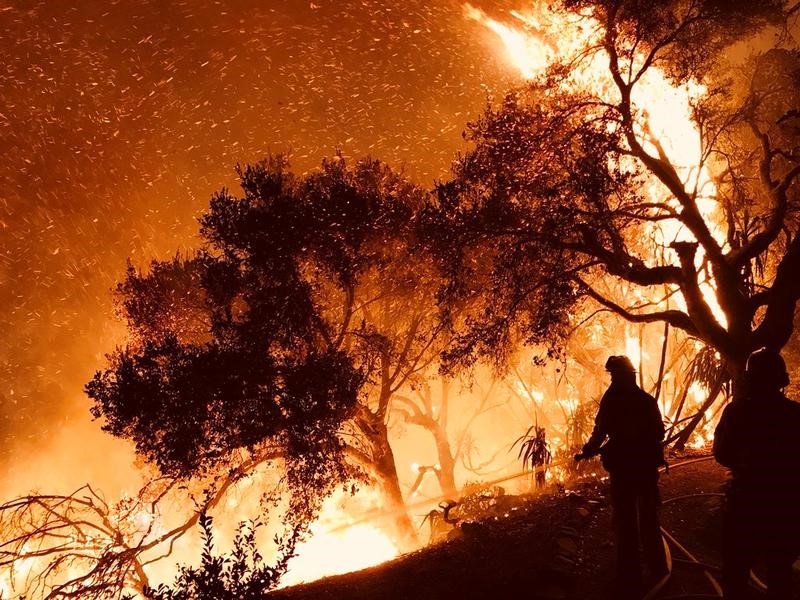 © Reuters. رجال الإطفاء يواصلون السيطرة على حرائق غابات كاليفورنيا مع استمرار قوة الرياح