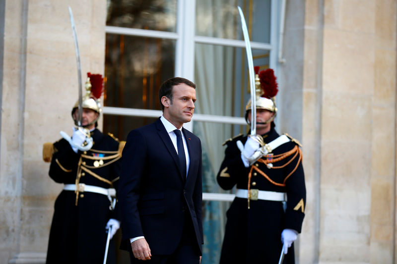 © Reuters. Presidente francês, Emmanuel Macron, aguarda convidados no Palácio do Eliseu em Paris